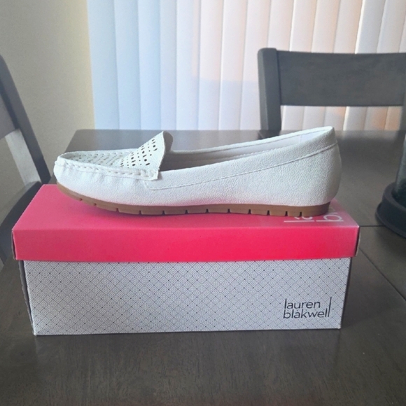 Elegant White Flats for Everyday Comfort BRAND NEW - Picture 1 of 5